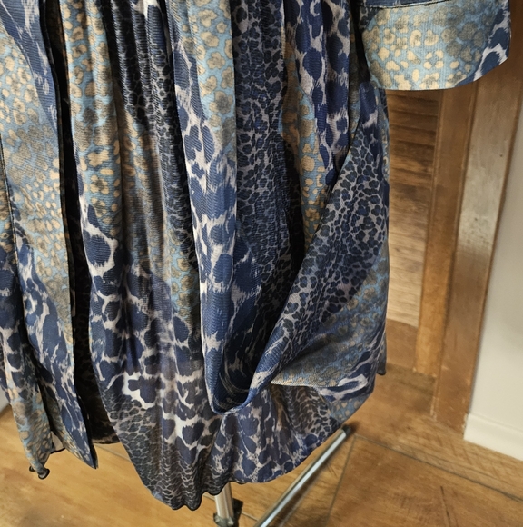 Blue Animal Print Button-Up Blouse. - Picture 9 of 12